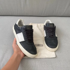 Valentino flycrew - Säljer nu dessa otroligt feta Valentino flycrews! Färgen ser lite svart ut på bilderna, men de är gråa. Skicket är väldigt bra, men det saknas 1 nit och båda sulorna är borta. Dustbag medföljer! Hör av er vid funderingar.