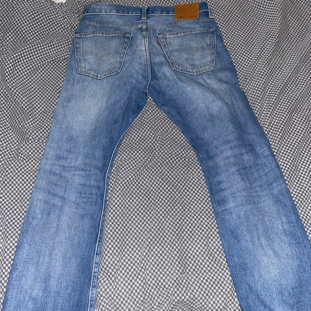 Snygga Levis 501. Storlek W 32 L 30. Ser oanvända ut. Säljer dem då jag inte gillar hur dem sitter på mig och skorna jag har.. Jeans & Byxor.