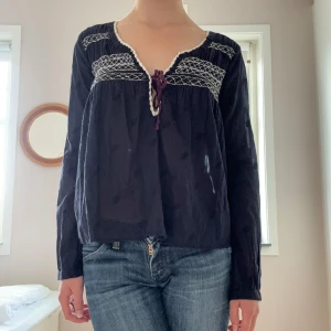 Blå odd molly-kläder - En så gullig mörkblå blus med rosett i mitten perfekt nu till hösten. Jätteskönt material och i bra skick. Köpt för 400 kr. 