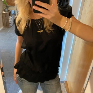 Satintopp  - Söt Satintopp med volang längst ner och puffärm