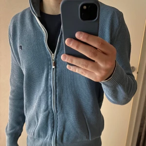 Denim Culture full zip sweatshirt  - Blå ribbad sweatshirt med dragkedja i bra skick