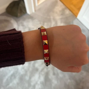 Rött valentinoarmband - Säljer mitt röda fina valentinoarmband. Ska försöka leta upp dustbag samt kartong