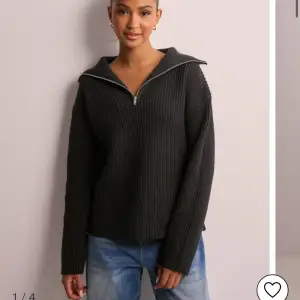 Half zip tröja från Nelly nu pris 700kr. Använd men i bra skick💗