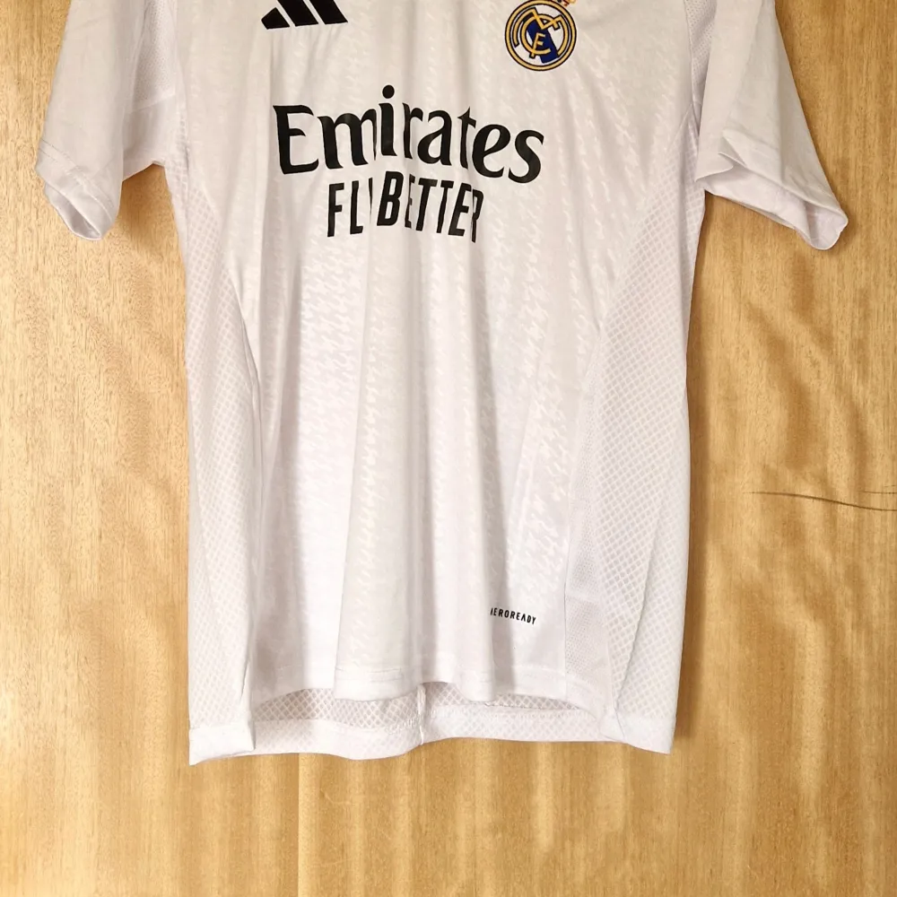 Endrick Real Madrid repIika fotbollströja 24-25. Helt ny med tag.   Storlek: Small. Sportswear.