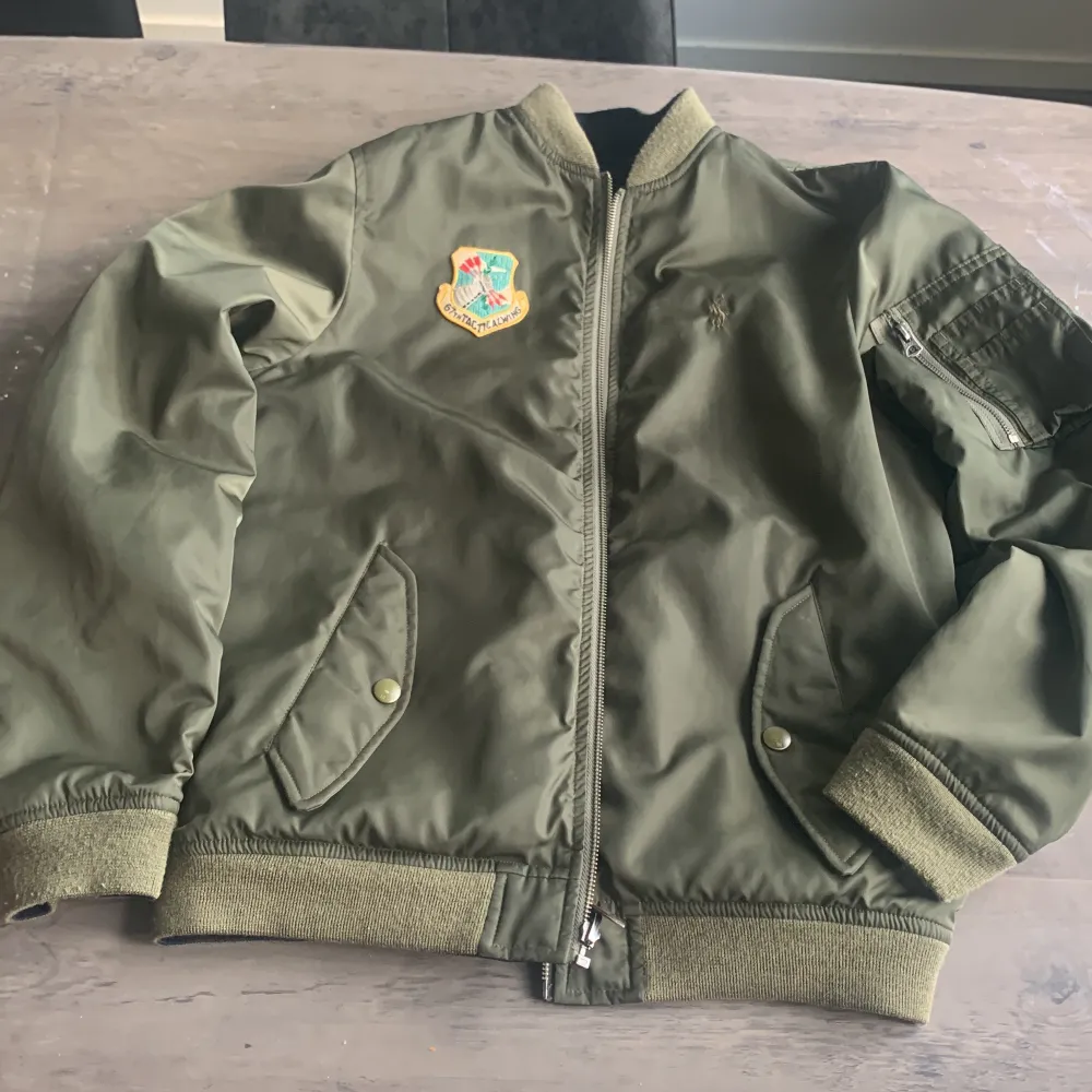 En fin Ralph louren jacka i fint skick, orginalpris: ca 2500kr Mitt pris: osäker men kom med bud Är en bomber jacka som kan vändas ut och in och användas på båda hållen/färgerna och passar mig som är 180. Takit.