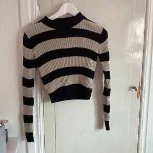  Stickad tröja som är tajt - En mysig snygg stickad tröja  beige och svart randig