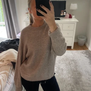 Fin stickad tröja  - Fin stickad tröja, fint skick! Nypris 