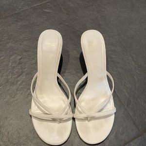 Låga klackar - Ett par öppna klackar 🤍 Använda en gång! Jag har storlek 38,5 och de passar på mig även om de är storlek 39. Har missfärgats (se sista bilden), däremot ingenting man märker när de används.