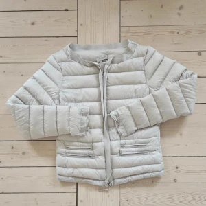  Hunkydory jacka - Säljer min jättesnygga jacka från Hunkydory i storlek S. Fina detaljer längs dragkedjannoch ärmarna. Sällan användning är i bra skick, säljer på grund av att den inte kommer till användning