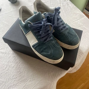 Valentino flycrew - Valentino flycrew storlek 41 (passar 42) säljes!   Använda men finns fortfarande liv kvar, saknas nitar bak! Digitalt kvitto finns.