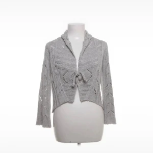 Supersöt kofta - Säljer den här fina grå stickade, lite glittriga, koftan från Zara. Bilderna är från Sellpy!🫶