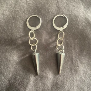 Silver örhängen med nitar  - Super fina silver örhängen med nitar. Aldrig kommit till användning, inte rostiga och i bra skick!! 