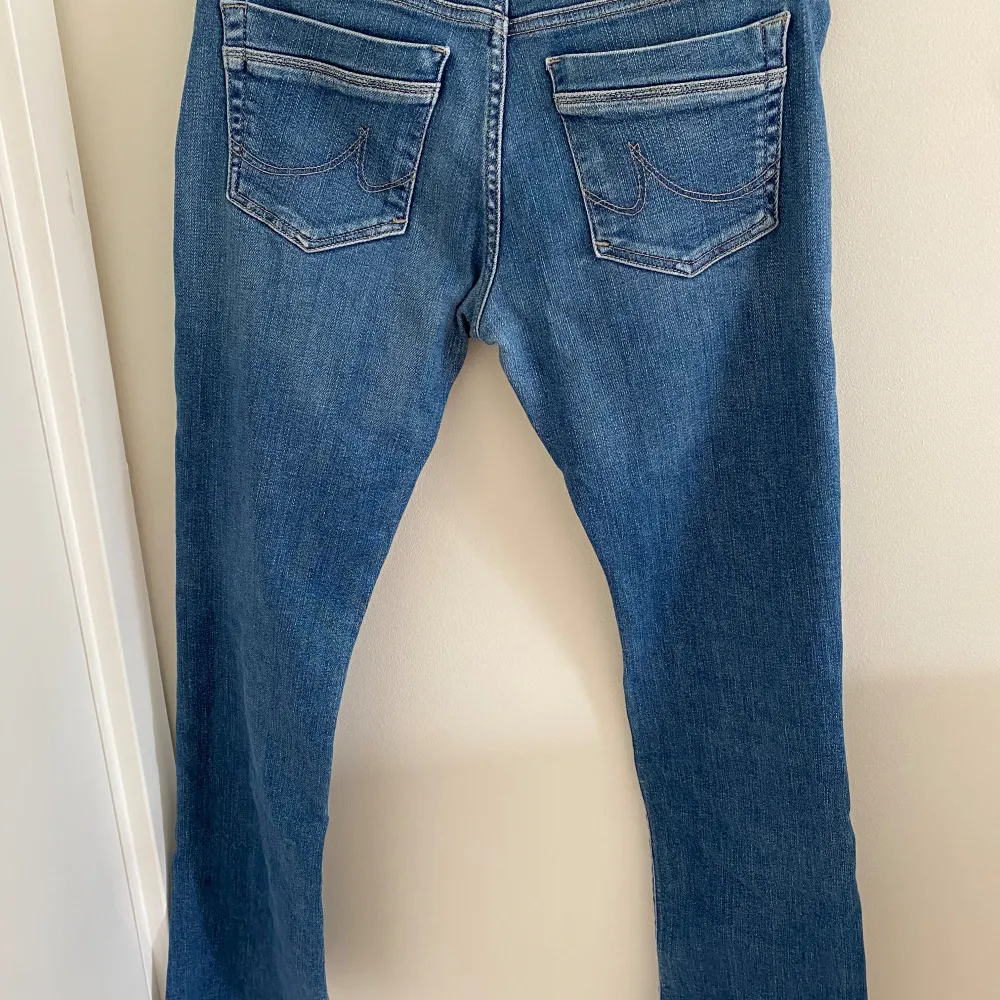 Fina ltb jeans i valerie modellen. Är lite slitna längst ner i fållen, annars i väldigt bra skick. De är i strl 27 men är stora i storleken. Innerbenslängden är 74 cm. Jeans & Byxor.