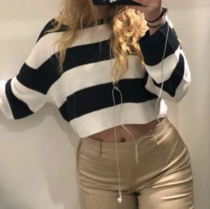 Randig stickad tröja - Stickad randig croppad långärmad tröja från HM i storlek XS. finns en liten fläck på framsidan, se bild. 