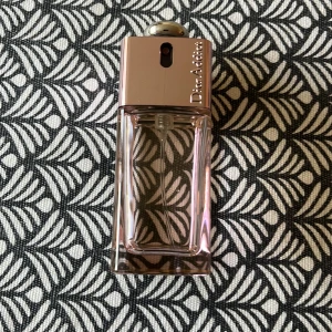 Dior addict parfym  - Dior Addict Eau Fraîche inleds med gnistrande citrusnoter av söt och syrlig grapefrukt som förstärks av mjukheten hos kalabrisk bergamott. Denna doft är perfekt som vardags och till finare tillfällen, 95% av 50ml kvar