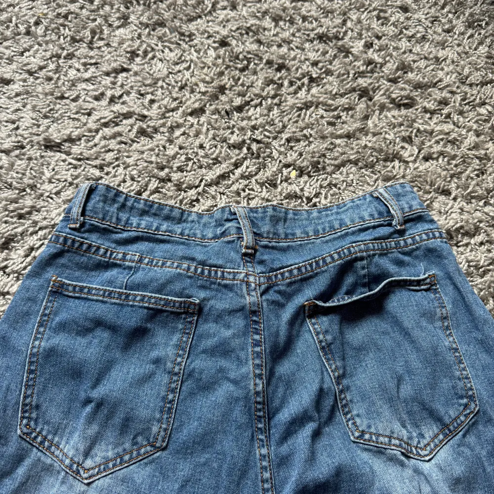 Fina jeans som knappt är använda då dem är för små. Skulle säga att det är mer en M än L. Jeans & Byxor.