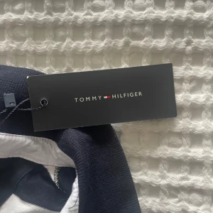 Tommy hilfiger  - Ny med prislapp💕 Aldrig använd!!! Jättesnygg märkes tröja😍🙏 Stl L