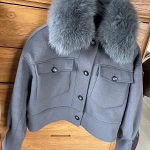 Meontine Jacka - Grå med pälskrage 