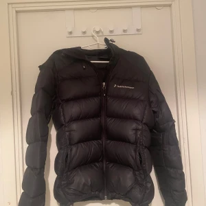  Peak performance Damjacka - Hej det här är en knappt använd puffer jacket jag tycker den är fett snygg men den passar inte 