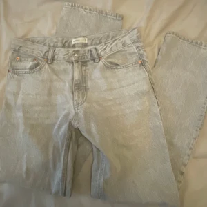 GRÅA LOW STRAIGHT JEANS - ingen defekt❤️