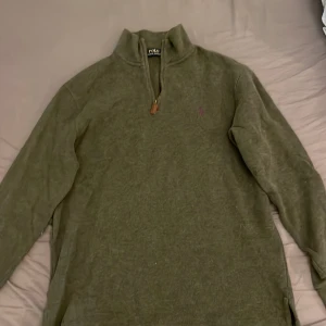 Ralph luren half zip - Tja säljer nu även den andra Ralph lauren tröjan då den som den andra tröjan inte kommer till någon användning. Skick 9/10 och prefekt nu på hösten.