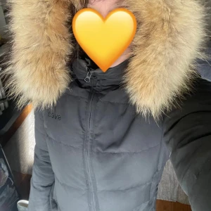 Sveajacka med äkta pälskrage - Kragen är avtagbar. Storlek XS på jackan men passar även en S.