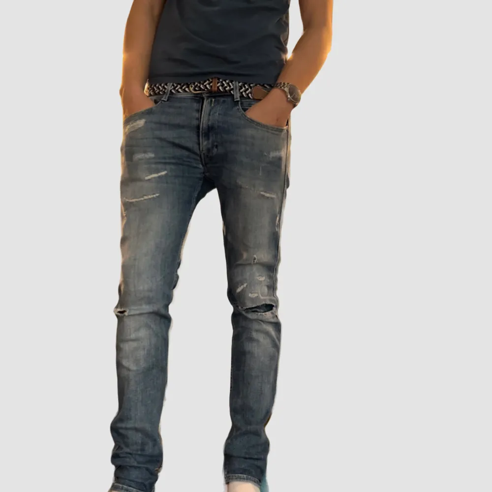 Ljusblå Replay Anbass jeans med slitningar i storlek 32, slimfit  Skick - 8/10 riktigt snygga  Tveka inte att skicka DM vid frågor & funderingar Modellen är ca 190cm lång och vägar 76kg. Jeans & Byxor.