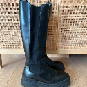 Chunky chelseaboots i läder - Chelseaboots i läder med resårpannå i sidorna och chunky sula i gummi.  Komposition Yttersula: Termoplastiskt Gummi 100 % Överdel: Läder 100 %  Nypris  2250 kr  Säljes för 1500kr   Kan mötes upp vid Östermalm/karlavägen Eller hämtas vid Gärdet 