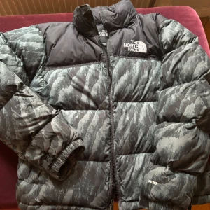 North Face herr stl s - I mycket bra skick. Grön och svart spräcklig, herr stl s.