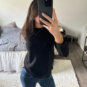 Svart långärmad tröja - Säljer en stilren och bekväm svart långärmad tröja. Perfekt för både vardag och fest. Tröjan har en normal passform och är gjord i ett mjukt material som känns skönt mot huden. 