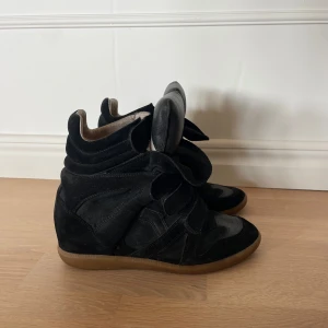 Isabel Marant skor Beckett  - Säljer svarta Beckett Isabel Marant skor i stl 40 (jag har 39 och de passar perfekt).💘 Liten slitning på insidan som inte syns eller märks när man har på sig dem. Superfint skick utöver det!✨