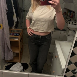 Croppad T-shirt  - En snygg tisha från Zara (pantone) den här tyvärr inte blivit använd så därför säljer jag den! Passar också perfekt som dans T-shirt 💕