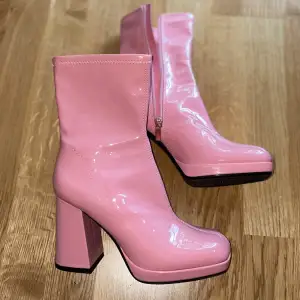 Rosa go-go boots från Bershka. Lite slitmärken men i allmänhet väldigt fräscha.