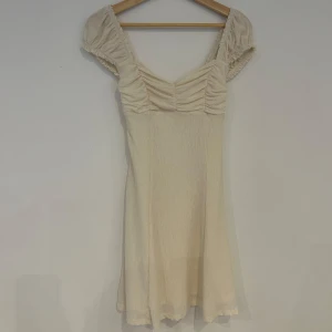 Vit klänning - Vit klänning från Gina, använt 1 gång💕