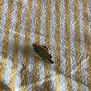 Trä brooch - Brooch/pin i fint skick. Är sparsamt använd. Kan skickas emot frakt eller mötas upp i Hbg/Malmö. Skriv endast pm vid köp 