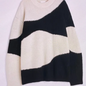 Stickad tröja - Säljer denna super fina tröjan från H&M som inte säljs längre. Väldigt sparsamt använda, ca 5 gg. Super fint skick. I storlek XS men mer som en S/M. För fler bilder skriv privat. Tryck ej på köp nu om de inte är bestämt. 