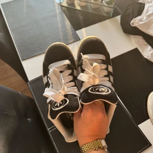 Adidas campus 00 - Svarta adidas campus skor 00 i storlek 38 2/3! I mycket gott skick, inte använda mer än 10 gånger! 