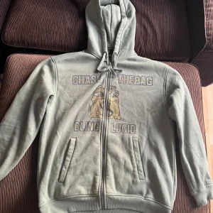 Rhinestone Zip-tröja - Säljer min limited edition ”Chase The Bag” zip-tröja från bling Lucid. Pris kan diskuteras vid snabb affär. Skriv vid funderingar!