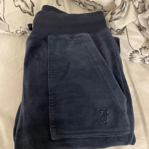 Juciy Couture - Säljer dessa marinblåa mjukisbyxorna från Juciy Couture i storlek xs. Super snygga!!