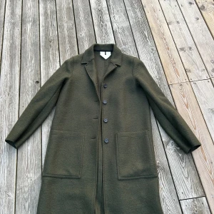 Grön kappa från Arket, storlek: 38 - Fin höst kappa från arket 