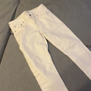Vita jeans från Jack & Jones - Vita jeans från Jack&Jones, storlek 29, modellen är 180, skriv om du har några funderingar 