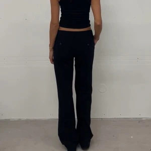 Alobha Label kostymbyxor - Lågmidjade kostymbyxor från Alohba Label. Storlek XXS men passar mig bra som normalt har storlek S/XS. Uppsydda från originalet, passar bra i längd på mig som är 165cm. Liten defekt på höger ficka men syns knappt (se bild). 