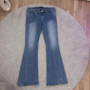 Blå jeans från True Religion - Ljusblå jeans från True Religion. Modellen heter Joey Low Rise Flare. Säljer eftersom de är för stora. Om ni har fler frågor är det bara att skriva!