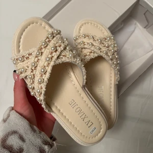 Beige sandaler med pärlor  - Oanvända i kartong. Storlek 38