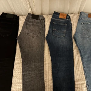Fyra par jeans från Jack & Jones - Säljer fyra par jeans från Jack & Jones i olika färger: svart, grå, mörkblå och blå. Alla i storleken W31/L30. Modell Taperd/Mike. Nypris 3600kr sammanlagd. Alla är nytvättade och i mycket bra skick. Går att köpa enskild vid begäran.