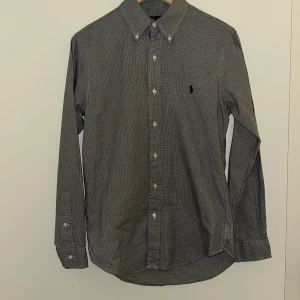 Ralph Lauren Skjorta - Slim Fit  - Snygg skjorta i slim fit från Ralph Lauren i blått o vitt. Använd max 1 gång där av 9,5/10 i skick. Inga defekter. Skriv vid eventuella frågor. Pris kan diskuteras!! 