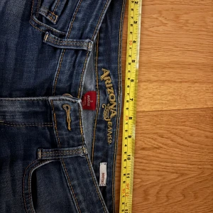 Bootcut jeans  - Säljer dessa bootcut jeans från Arizona. Älskar dessa men har ganska många jeans så måste bli av med några. Storlek står inte men skulle gissa xs då dom passar mig bra. Har klippt hålen själv. Köpta här på plick eller Vinted kommer inte ihåg. Som ni ser på sista bilden är dom lite slitna där nere men inget som syns.  