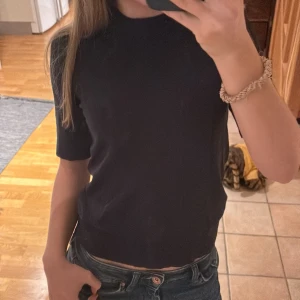 Mörkblå tröja - Säljer denna mörkblå tröja från lager 157. Den är som ny och inte mycket använd. 💗