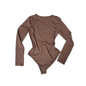 Brun långärmad bodysuit - Helt ny brun långärmad bodysuit i mjukt material. Säljer då jag gått ner i vikt och den inte passar.