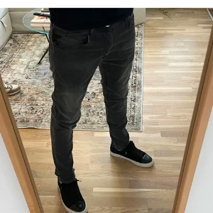 Replay Anbass jeans (HELT NYA) - Sjukt feta jeans från replay, skick 10/10 Inga defekter ingenting! Nypris på dessa ligger på 1799, mitt pris är 899! Om ni har frågor eller funderingar så är det bara att skriva🙌